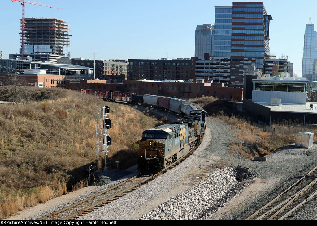 CSX 5116 leads train F741-15 around the curve at Boylan